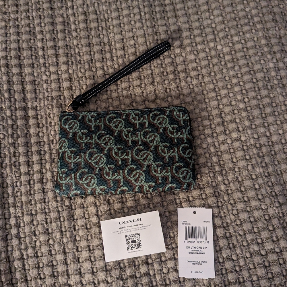 💚 Coach Madi Corner Zip Monogram Wristlet